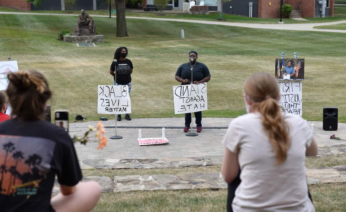 W&J’s Black Student Union hosted a Celebration of Black Lives to honor those who lost their lives to racial injustice on September 27, 2020年在华盛顿大学科技中心外的圆形剧场举行 & Jefferson College.